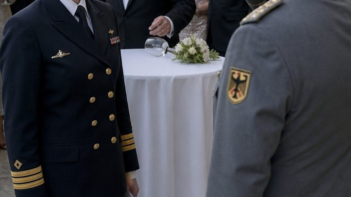 Auf der Hochzeit meines Bruders erklärte mich mein Vater vor allen Gästen zum Fehler der Familie – doch als ein pensionierter General vor mir salutierte, zerschellte sein Weinglas auf dem Boden