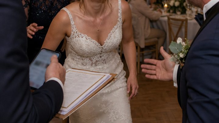 Meine Tochter heiratete meinen früheren Mann – doch mitten auf ihrer Hochzeit zog mein Sohn mich beiseite und enthüllte eine Wahrheit, die alles zerstörte