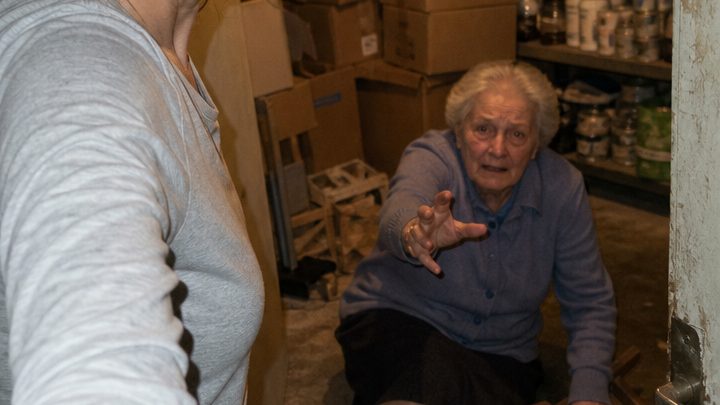 Ein junger Mann besuchte plötzlich jeden Tag meine 83-jährige Nachbarin – doch als ich eines Tages ihr Haus betrat, erstarrte ich vor Entsetzen