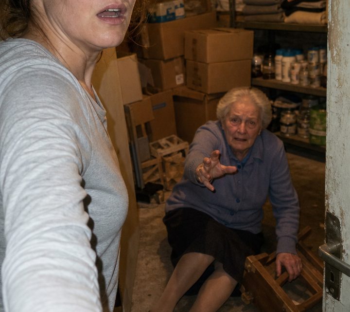 Ein junger Mann besuchte plötzlich jeden Tag meine 83-jährige Nachbarin – doch als ich eines Tages ihr Haus betrat, erstarrte ich vor Entsetzen