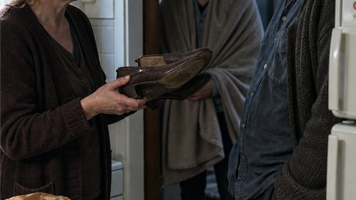 Nach vier Monaten kam Marianne unangündigt nach Hause – doch der Anblick im Schlafzimmer ließ sie erkennen, dass ihre Familie längst ohne sie zerbrochen war