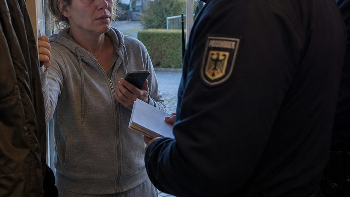 „Zwanzigtausend Euro – sonst überlebt er die Nacht nicht.“ Ich erwiderte: „Dann ruft doch eure Lieblingstochter an“ … und am nächsten Morgen stand die Polizei vor meiner Tür