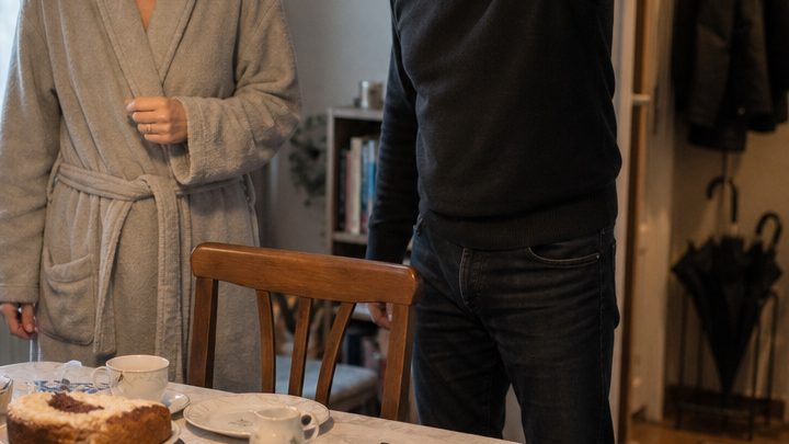 Warum stehst du noch im Bademantel? Die Gäste sind jeden Moment hier!