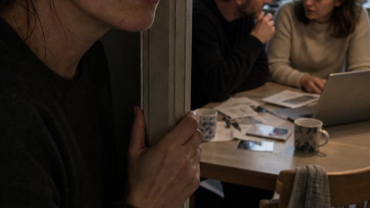 Weil ich mich krankgemeldet hatte, lag ich unerwartet zu Hause – dann hörte ich einen Schlüssel im Schloss und entdeckte meinen angeblich verreisten Mann mit einer fremden Frau in unserer Küche