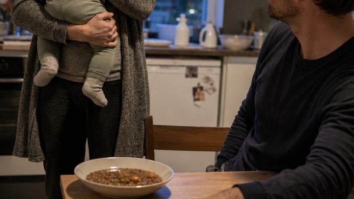 „Der Eintopf schmeckt nach nichts, der Boden ist schmutzig, und das Baby schreit ständig. So werde ich nicht länger leben“, erklärte ihr Mann – doch mit der Antwort seiner Frau hatte er nicht gerechnet