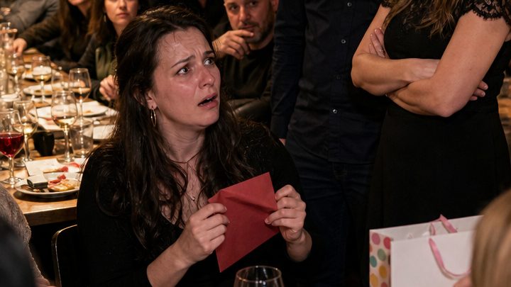 Auf unserer Hochzeit überreichte die Schwester meines Mannes uns grinsend einen leeren Umschlag und sagte: „Gönnt euch ruhig etwas!“ – an ihrem Geburtstag bekam sie von mir genau dieses „besondere Geschenk“ zurück