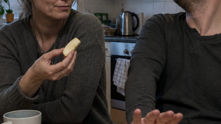 „Sei nicht böse, Claudia, aber die Wohnung gehört praktisch schon jemand anderem“ – mein Mann grinste, als hätte er längst über mein Erbe entschieden