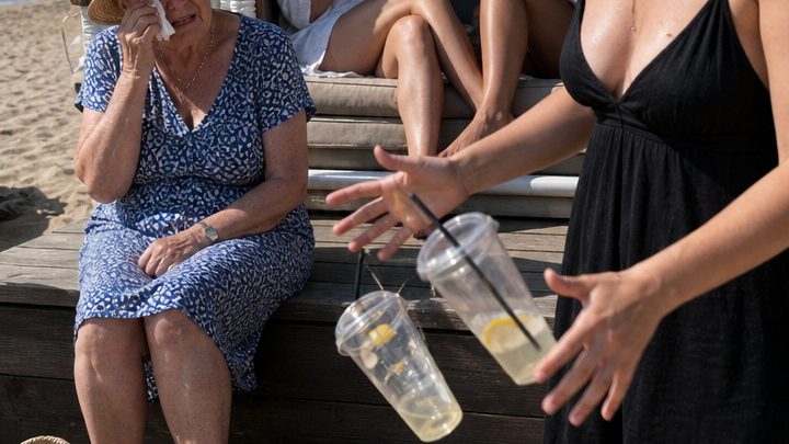 Eine unverschämte Frau vertrieb meine Großmutter an ihrem neunzigsten Geburtstag aus unserer gemieteten Strandlounge – doch nur fünfzehn Minuten später sorgte ich dafür, dass sie diesen Fehler bitter bereute