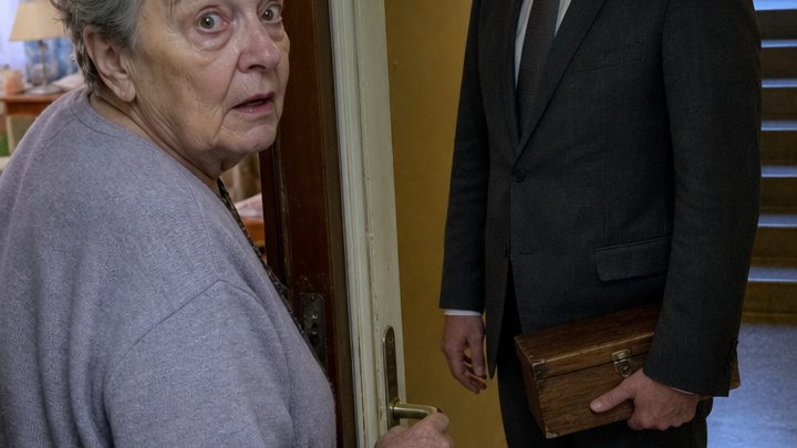 Mit dreiundsiebzig heiratete ich meine Jugendliebe, um seinen letzten Wunsch zu erfüllen – doch nach seiner Beerdigung stand plötzlich sein Anwalt vor meiner Tür und sagte: „Sie sind freiwillig in seine Falle gegangen.“