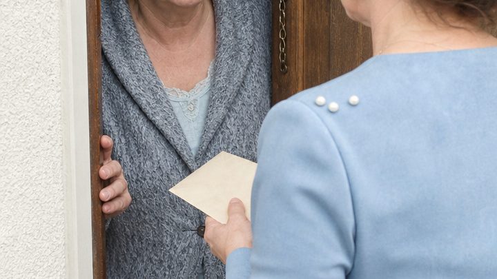 Vor zwanzig Jahren gab ich das Ballkleid meiner verstorbenen Tochter weg – doch letzte Woche klingelte eine fremde Frau an meiner Tür und trug genau dieses Kleid