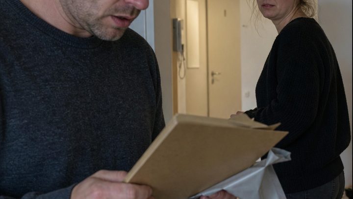 Nach dem Urlaub mit seiner Geliebten kam der Ehemann nach Hause und brachte seiner vermeintlich unfruchtbaren Frau ein grausames Geschenk mit – eine Puppe mit „schwangerem“ Bauch… Doch auch sie hatte etwas für ihn vorbereitet. Als er ihr Geschenk öffnete, wurde er schlagartig kreidebleich.