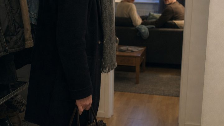 Als ich nach einem erschöpfenden Arbeitstag nach Hause kam, saß die Schwester meines Mannes mit ihrem neuen Freund in unserem Wohnzimmer – und kurz darauf erfuhr ich, dass mein Mann ihnen auf meine Kosten helfen wollte