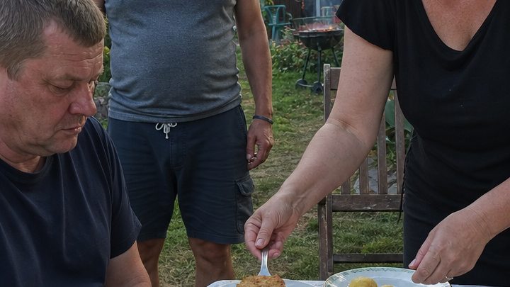 „Greift ruhig bei den Kartoffeln zu, liebe Gäste – wer mit leeren Händen anreist, bekommt eben das, was auf dem Tisch steht!“, erklärte die Hausherrin freundlich und erteilte ihren Besuchern damit eine Lektion, die niemand so schnell vergessen sollte