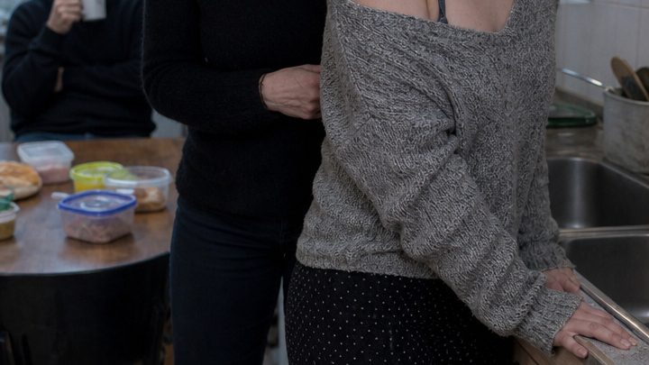 Meine Tochter kam mit blauen Flecken nach Hause, und mein Schwiegersohn grinste nur: „Und was willst du gegen mich ausrichten, alte Frau?“ Er hatte offenbar vergessen, dass ich drei Söhne und sieben Neffen habe
