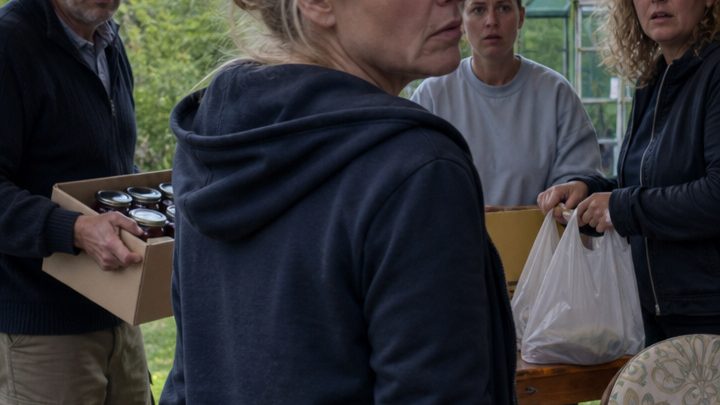 Meine Schwiegermutter brachte ohne zu fragen die ganze Verwandtschaft in unseren Garten und erlaubte ihnen, meine Vorräte für den Winter mitzunehmen – doch ihre großzügige Verteilung endete schlagartig, als ich vor ihnen stand