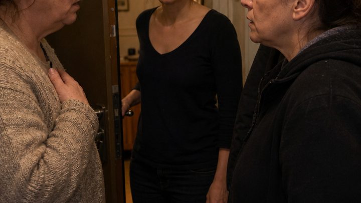 — Ihr Sohn wohnt hier nicht mehr. Ich habe schon vor einem Monat die Scheidung eingereicht, — sagte Katharina ruhig. Die beiden Verwandten blieben wie angewurzelt vor ihrer Tür stehen
