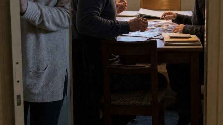 Weil es mir plötzlich schlecht ging, nahm ich mir frei und legte mich zu Hause ins Bett – doch als sich leise ein Schlüssel im Schloss drehte und mein Mann hereinkam, entdeckte ich ein Geheimnis, mit dem ich niemals gerechnet hätte