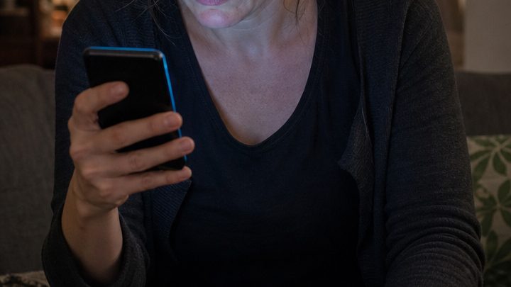 „Mama, ich habe dir diese Reise doch selbst geschenkt. Dann erklär mir bitte, warum mein Mann auf deinen Urlaubsfotos zu sehen ist?“ — Anna starrte auf die Bilder und konnte kaum glauben, was sie dort entdeckte