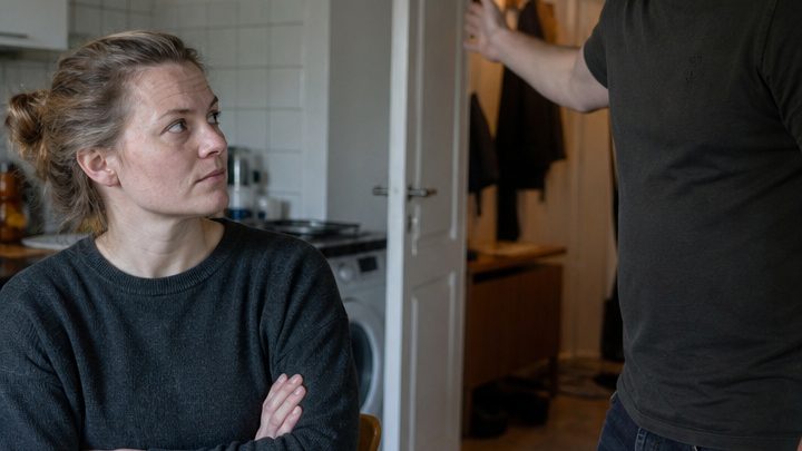 „Sei mir nicht böse, Sabine, aber die Wohnung gehört dir praktisch schon nicht mehr“, sagte ihr Mann mit einem selbstgefälligen Lächeln – und sie streckte ihm nur die Zunge heraus