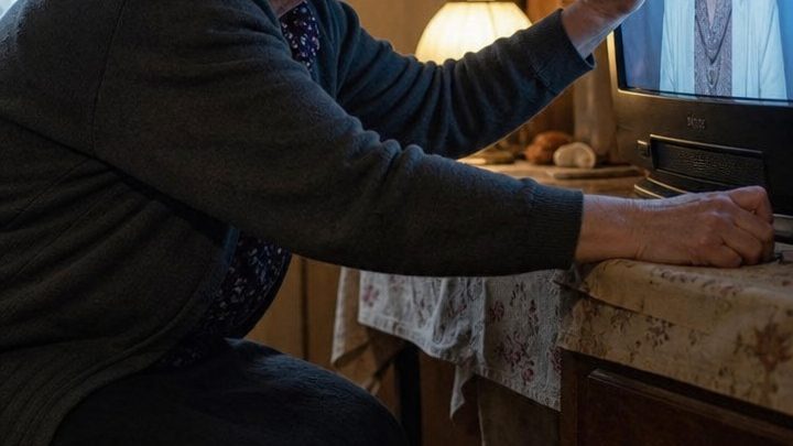 Die Tochter fuhr zum Studium nach Berlin und kam nie wieder zurück. Dreißig Jahre wartete ihre Mutter auf sie – bis sie eines Abends im Fernsehen ein Gesicht sah, das sie niemals hätte vergessen können