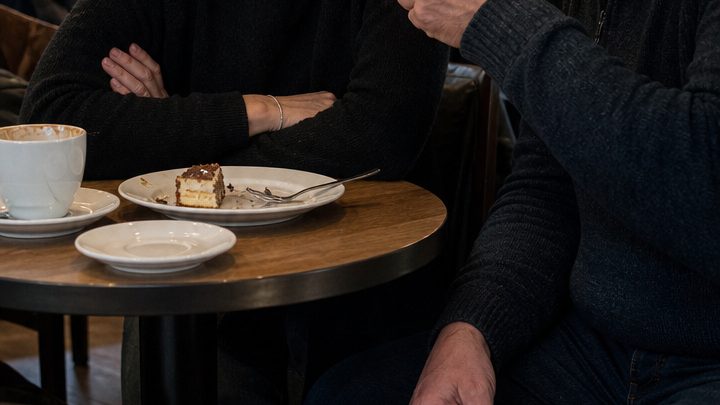 „Dann sag mir doch, was du im Bett wirklich kannst. Welche Garantie habe ich, dass es mir tatsächlich gefällt? Und wie lange hältst du überhaupt durch?“ Nach diesen Fragen wurde er schlagartig rot und brachte kaum noch ein Wort heraus – ein Date mit sechsundvierzig
