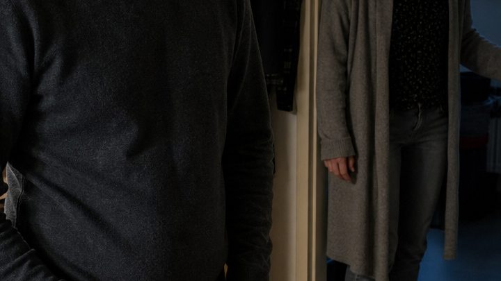 „Ich ließ die DNA meiner Tochter testen – null Prozent Übereinstimmung. Meine Frau schwor, das Kind sei von mir.“ Mit dem Befund in der Hand ging er zu einem Psychologen und hörte drei Worte, die für ihn alles veränderten