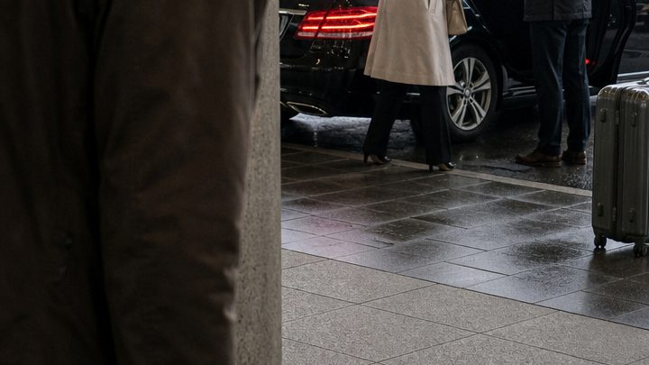 Auf dem Weg zum Flug entdeckte Thomas am Flughafen plötzlich seine Frau, die angeblich bei ihrer kranken Mutter auf dem Land sein sollte. Heimlich folgte er ihr – und sah etwas, auf das er niemals vorbereitet gewesen wäre…