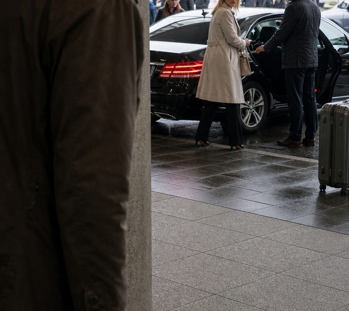 Auf dem Weg zum Flug entdeckte Thomas am Flughafen plötzlich seine Frau, die angeblich bei ihrer kranken Mutter auf dem Land sein sollte. Heimlich folgte er ihr – und sah etwas, auf das er niemals vorbereitet gewesen wäre…