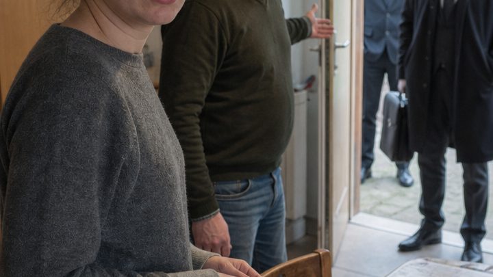 SIE WURDE GEZWUNGEN, DEN „SCHWEINE-MILLIARDÄR“ ZU HEIRATEN, UM DIE SCHULDEN IHRER FAMILIE ZU BEZAHLEN – DOCH ALS ER IN DER NACHT SEINE „HAUT“ ABLEGTE, STAND PLÖTZLICH EIN MANN VOR IHR, VON DEM ANDERE FRAUEN NUR TRÄUMTEN