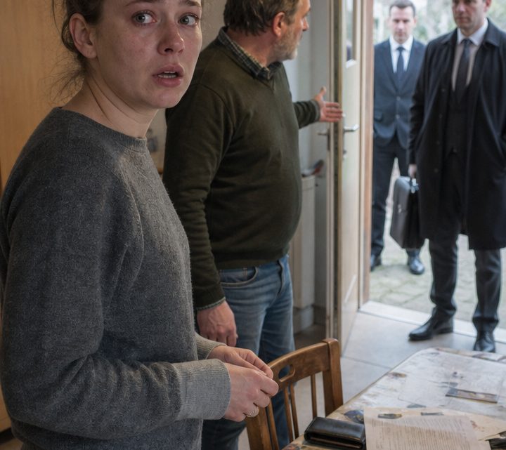 SIE WURDE GEZWUNGEN, DEN „SCHWEINE-MILLIARDÄR“ ZU HEIRATEN, UM DIE SCHULDEN IHRER FAMILIE ZU BEZAHLEN – DOCH ALS ER IN DER NACHT SEINE „HAUT“ ABLEGTE, STAND PLÖTZLICH EIN MANN VOR IHR, VON DEM ANDERE FRAUEN NUR TRÄUMTEN
