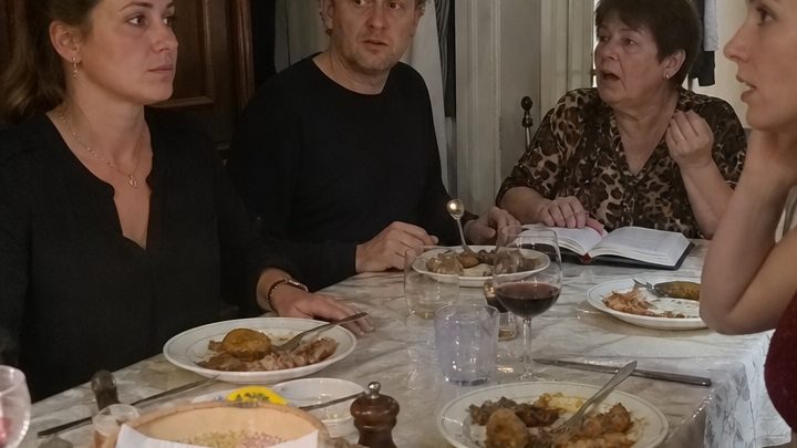 „Offenbar verwechseln Sie mich mit jemand anderem. Für die Feiern anderer Leute werde ich nicht bezahlen“, antwortete die Schwiegertochter völlig ruhig.