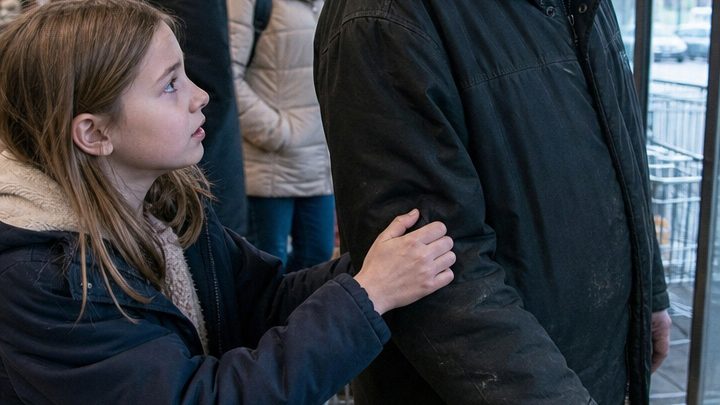 Ich gab mich als Obdachloser aus und ging in einen Supermarkt, um einen würdigen Erben zu finden – was dort geschah, brachte mich beinahe auf die Knie