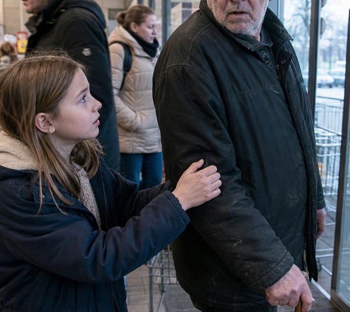 Ich gab mich als Obdachloser aus und ging in einen Supermarkt, um einen würdigen Erben zu finden – was dort geschah, brachte mich beinahe auf die Knie