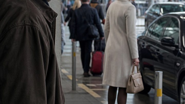 Als Martin in aller Eile seinen Flug erreichen wollte, entdeckte er am Flughafen plötzlich seine Frau, die angeblich bei ihrer schwer kranken Mutter auf dem Land sein sollte. Statt sie anzusprechen, folgte er ihr heimlich – und was er daraufhin sah und hörte, ließ ihm das Blut in den Adern gefrieren…