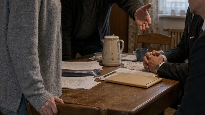 SIE WURDE GEZWUNGEN, DEN „SCHWEINE-MILLIARDÄR“ ZU HEIRATEN, UM DIE SCHULDEN IHRER FAMILIE ZU BEZAHLEN – DOCH IN DER NACHT IHRES JAHRESTAGS SCHRIE SIE AUF, ALS ER SEINE „HAUT“ ABLEGTE UND VOR IHR DER MANN STAND, VON DEM ALLE FRAUEN TRÄUMTEN
