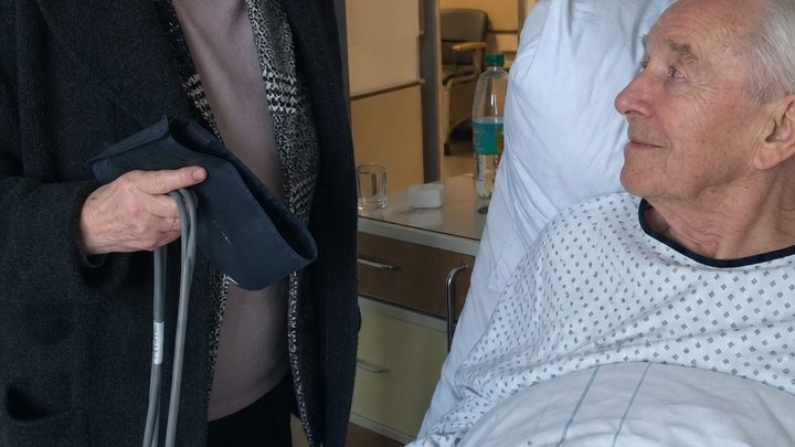 Mit dreiundsiebzig heiratete ich meine Jugendliebe, um ihm seinen letzten Wunsch zu erfüllen – doch am Morgen nach der Beerdigung stand sein Anwalt vor meiner Tür und sagte: „Sie sind freiwillig direkt in seine Falle gegangen.“