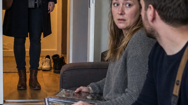 Als ich nach einem langen Arbeitstag nach Hause kam, saß die Schwester meines Mannes mit ihrem neuen Freund in unserem Wohnzimmer – und kurz darauf erfuhr ich, dass mein Mann beschlossen hatte, ihnen auf meine Kosten aus der Patsche zu helfen