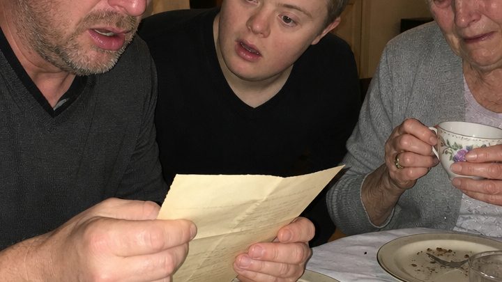 Meine Frau verließ uns, nachdem sie erfahren hatte, dass unser neugeborener Sohn das Down-Syndrom hat – achtzehn Jahre lang hielt ich sie für herzlos, bis ich gestern Nacht endlich die Wahrheit erfuhr.