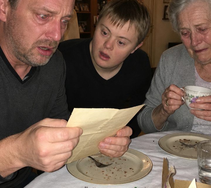 Meine Frau verließ uns, nachdem sie erfahren hatte, dass unser neugeborener Sohn das Down-Syndrom hat – achtzehn Jahre lang hielt ich sie für herzlos, bis ich gestern Nacht endlich die Wahrheit erfuhr.