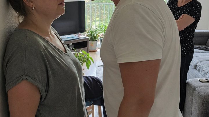„Meine Mutter bleibt hier! Wenn jemand gehen muss, dann du!“, schrie ihr Mann – und hatte offenbar völlig vergessen, wem diese Wohnung tatsächlich gehörte