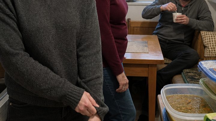 Meine Tochter stand mit blauen Flecken vor mir, und mein Schwiegersohn grinste nur: „Und was willst du dagegen tun, alte Frau?“ Er hatte vergessen, dass ich drei Söhne und sieben erwachsene Neffen habe