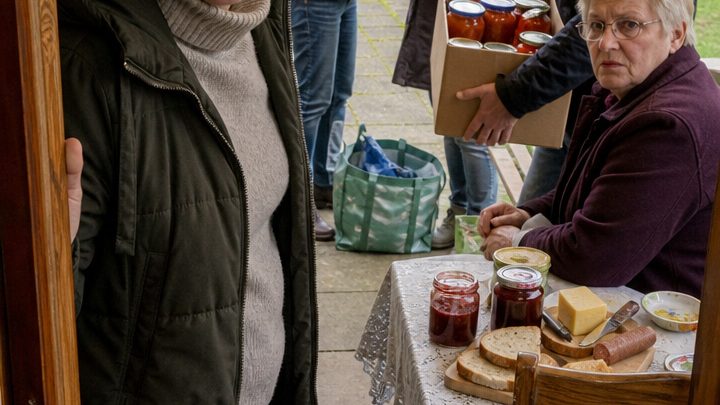 Meine Schwiegermutter brachte ohne zu fragen die ganze Verwandtschaft in unser Wochenendhaus und ließ sie meine Wintervorräte plündern – doch ihre großzügige Verteilung endete genau in dem Moment, als ich vor der Tür stand