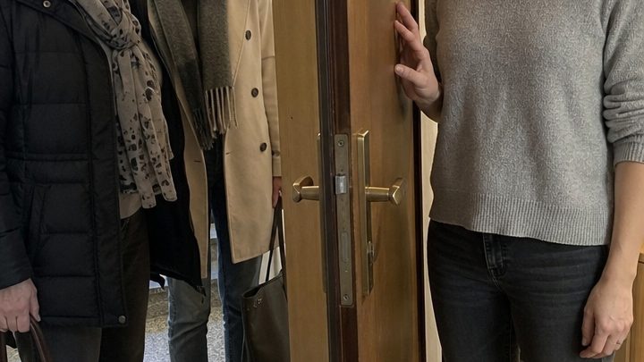 „Ihr Sohn wohnt hier nicht mehr. Ich habe schon vor einem Monat die Scheidung eingereicht“, sagte Anna ruhig – und die beiden Verwandten erstarrten auf der Türschwelle, weil sie mit dieser Antwort offenbar nicht gerechnet hatten