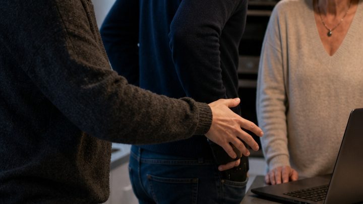 Drei Tage nach unserer Hochzeit brachte ich heimlich das gesamte Millionenerbe meines Großvaters in Sicherheit – eine Woche später begriff ich, warum mein Mann und seine Mutter unbedingt an dieses Geld wollten
