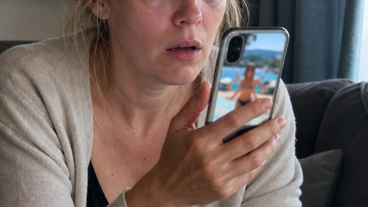 „Mama, ich habe dir diese Reise selbst geschenkt. Dann erklär mir bitte, warum mein Mann auf deinen Selfies auftaucht?“ – Anna starrte auf die Fotos und begriff nicht, was sie da sah