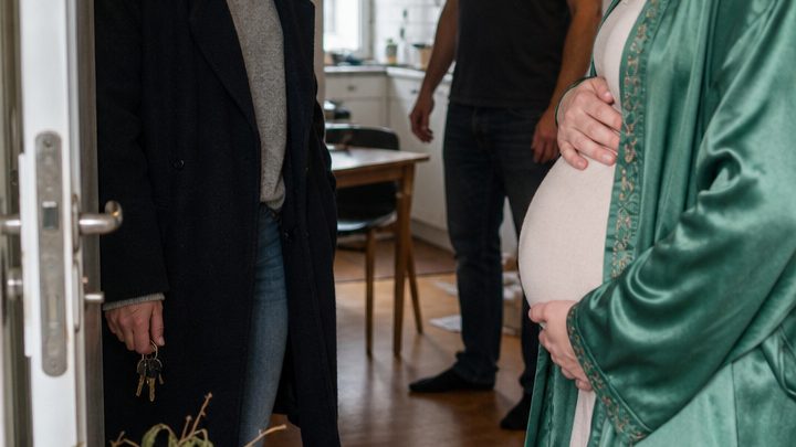 „Du kriegst uns hier nicht raus – wir sind für fünf Jahre gemeldet!“, verkündete mein Schwager selbstgefällig. Eine Minute später stand der Polizeihauptkommissar zur Kontrolle in meiner Wohnung …