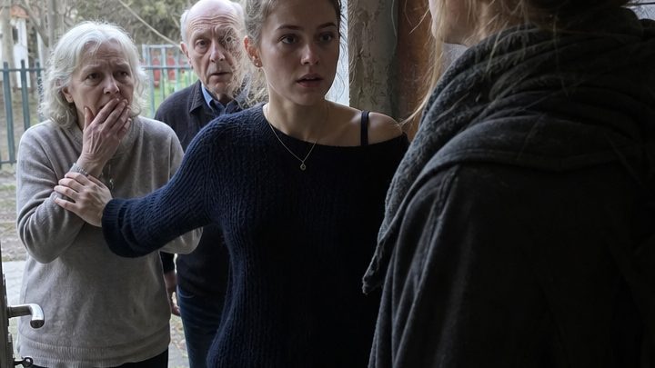 Mit fünfzehn wurde ich schwanger, und meine Eltern warfen mich hinaus: „Du hast unsere Familie entehrt. Von heute an bist du nicht mehr unsere Tochter.“ Zwanzig Jahre später stand ich wieder vor ihrer Tür – und erfuhr ein Geheimnis, das mir den Boden unter den Füßen wegriss
