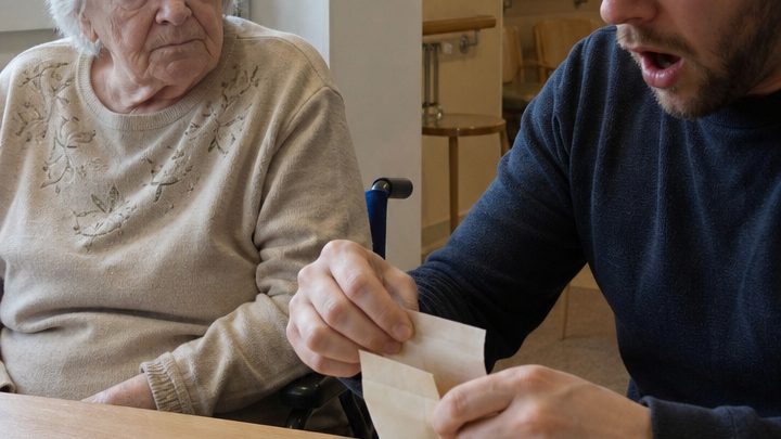 Nachdem ich ins Pflegeheim gezogen war, hinterließ ich meinem Enkel nur ein paar Euro – doch als er meine Nachricht las, war er wie vor den Kopf gestoßen