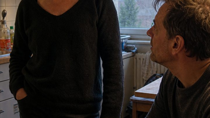 — Du hast mich, die „alte Frau“, für eine Jüngere verlassen. Und warum stehst du jetzt wieder vor mir? Hast du etwa von meinem Erbe erfahren? — Seine Frau lachte ihm direkt ins Gesicht
