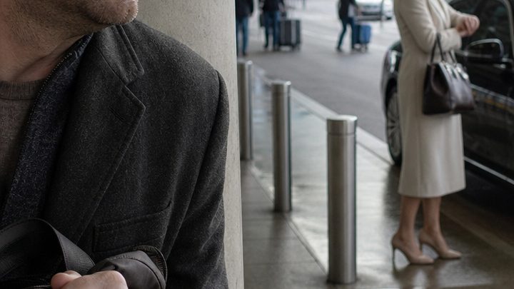 Auf dem Weg zu seinem Flug sah Matthias am Flughafen plötzlich seine Frau, die angeblich bei ihrer schwer kranken Mutter auf dem Land sein sollte – als er ihr heimlich folgte, entdeckte er etwas, auf das er niemals vorbereitet gewesen war …